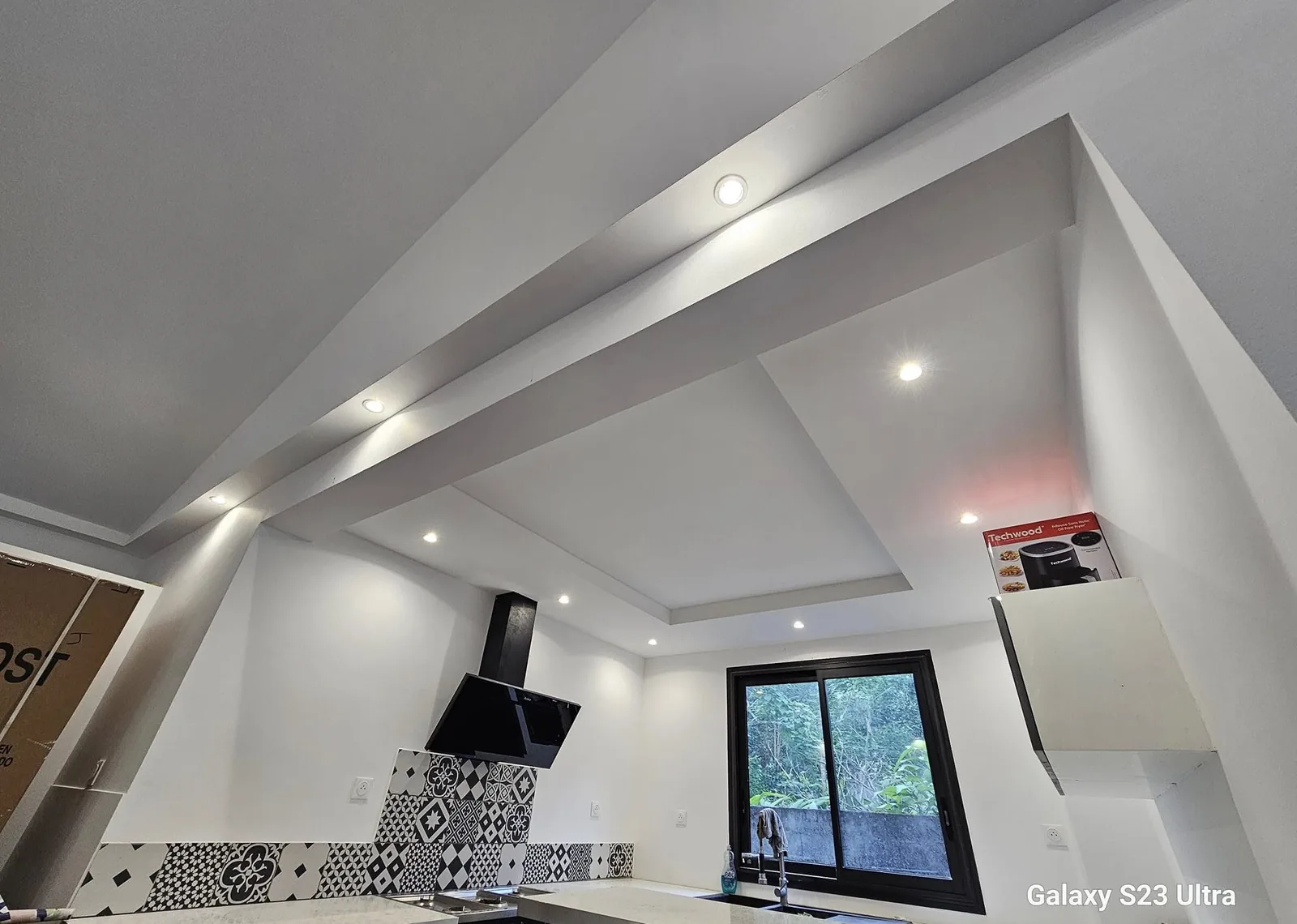 Faux plafond décoratif avec retombées et éclairage encastré