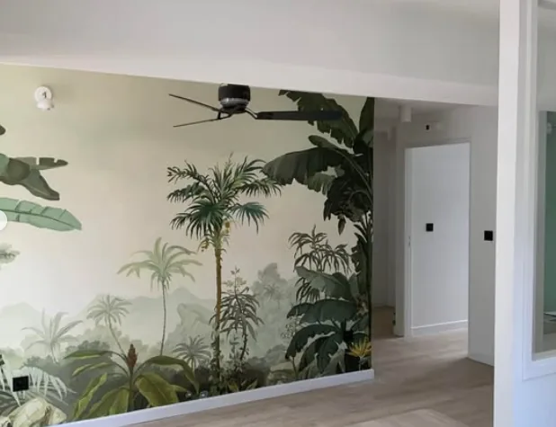 Pièce aménagée avec panoramique végétal et plafond blanc